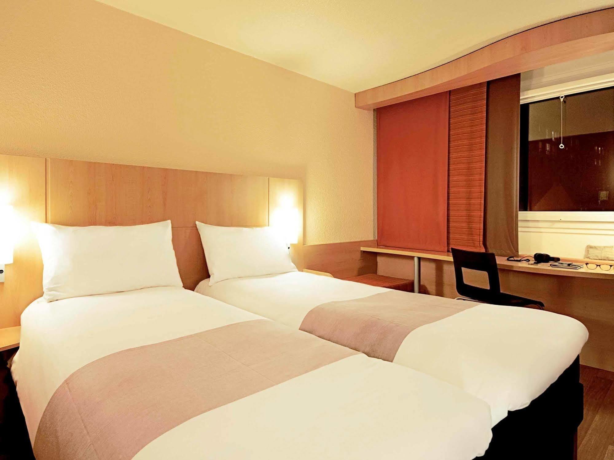 Hotel Ibis Berlin Dreilinden Kleinmachnow Exterior foto